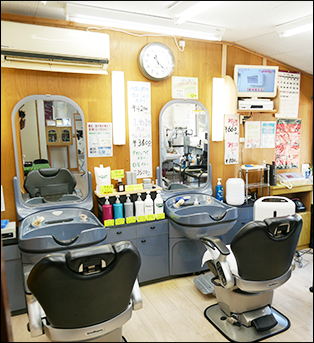 店内の様子・バーバーチェアの写真
